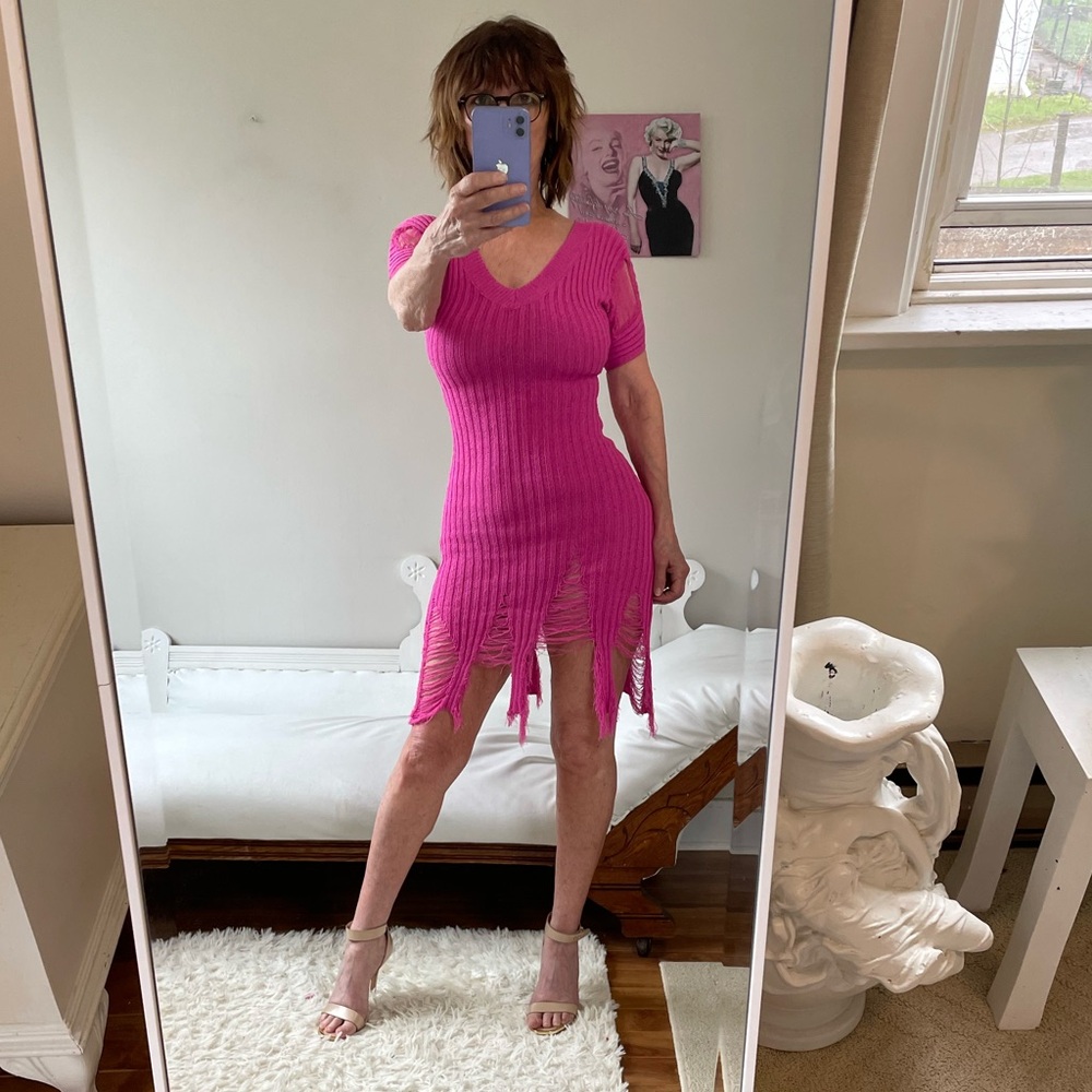 HOT PINK SHORT SLEEVE DRESS SHREDDED HEM SLEEVES VEE NECK RIBBED KNIT FORM FIT